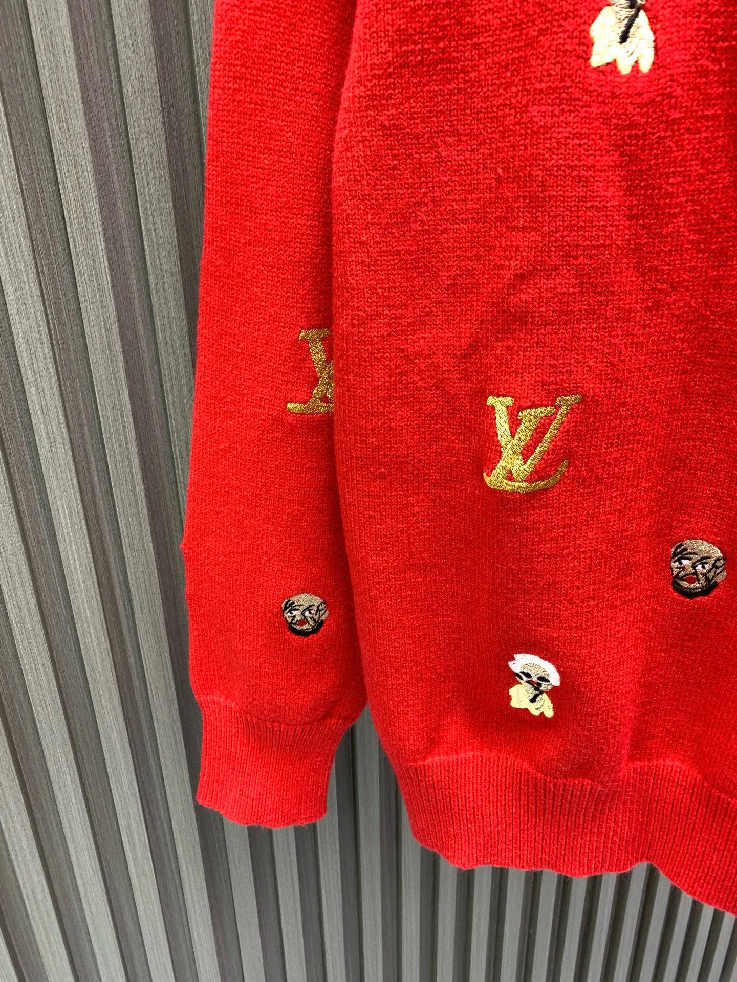🅿️400 🀄️ Louis Vuitton 26* Autumn and Winter New Year's new products, same style for men and women. Classic logo jacquard logo, fashionable and versatile knitted sweater. Logo is embroidered with gold thread. The surrounding classic weird people's heads and faces are embroidered with complex craftsmanship. Ready-made clothes are crisp and draped with a sense of weight. Not only can they add a sense of fashion to daily wear, they feel soft, delicate, comfortable, breathable and not easily deformed. They are fashionable and individual and have a warm effect at the same time. The appearance is really nothing to say. Get it now